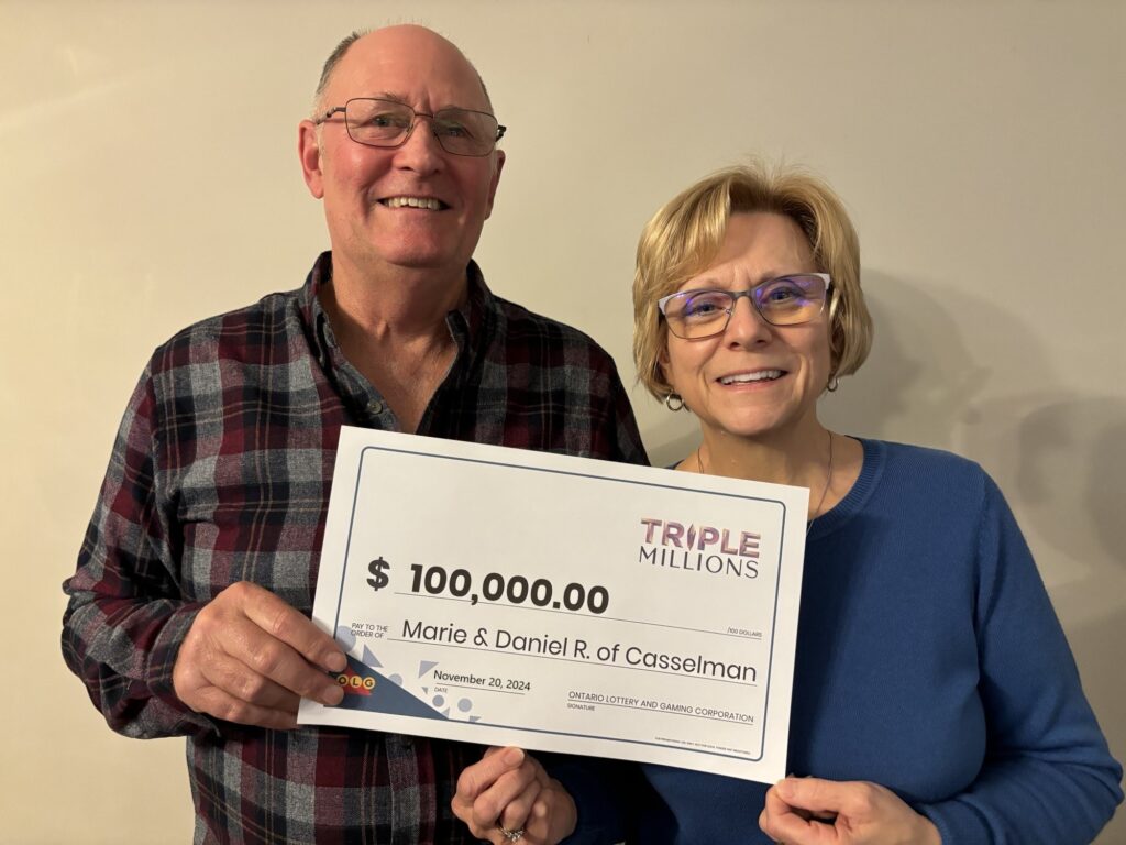 Marie et Daniel Rozon de Casselman ont célébré le fait d'avoir gagné un prix d'une valeur de 100 000 $ lors du tirage principal du 29 août 2024. Le billet gagnant a été acheté au Metro sur Richer Circle à Casselman. Triple Millions est un jeu de loterie d'OLG qui a été offert pour une durée limitée au prix de 20 $ du 20 juin au 29 août et qui garantit trois premiers prix de 1 million de dollars, trois prix de 50 000 $ pour le tirage du participant hâtif et 402 prix entre 1 000 $ et 250 000 $.