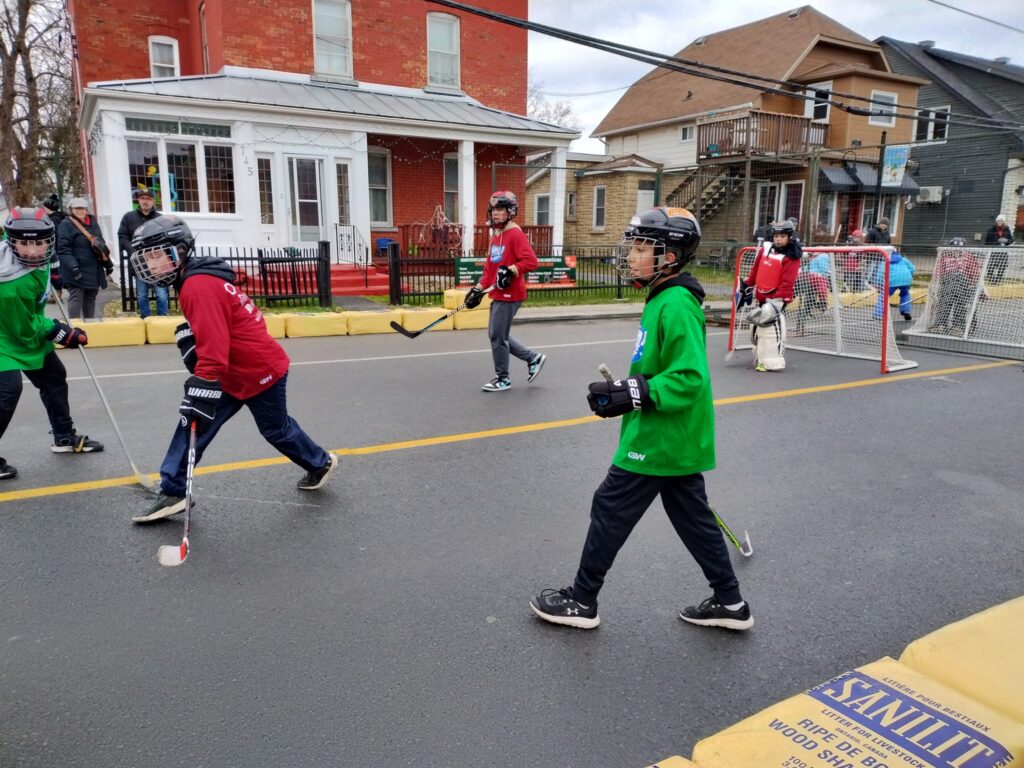 Des joueurs de l’équipe de hockey des Vikings de Casselman ont participé au tournoi de hockey de rue pendant le festival de Noël.