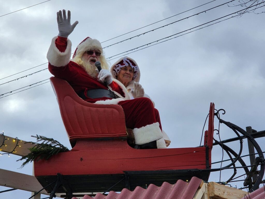 Les municipalités d’Embrun et Russell ont tenu leurs parades de Noël le même week-end et de nombreux chars ont défilé pour le plus grand plaisir des habitants.