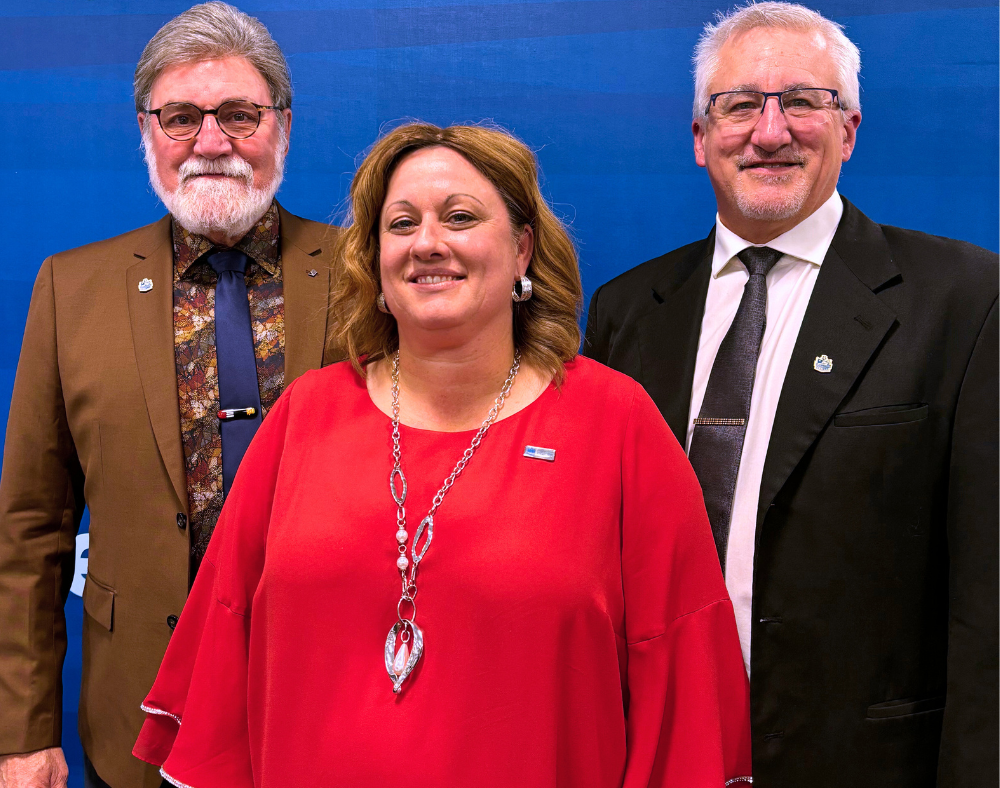 De gauche à droite: Jean Lemay, président du CSDCEO, Lyne Racine, directrice de l’éducation et secrétaire, et Jacques Héroux, vice-président du CSDCEO.