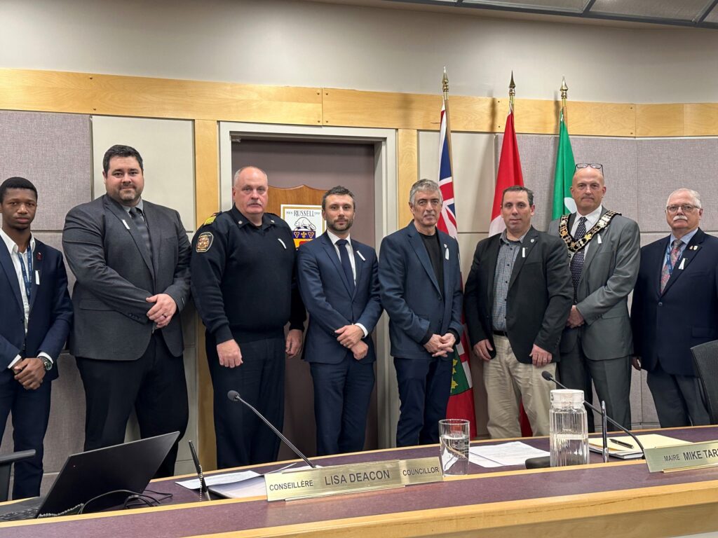 Les membres du conseil et du personnel de la municipalité de Russell portent un ruban blanc comme un « geste visible et significatif permettant aux hommes de se solidariser contre le sexisme et la violence envers les femmes ».