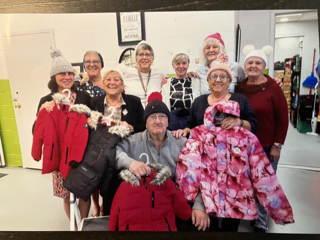 Delano et Gisèle Chenard, en compagnie de quelques bénévoles de la Banque alimentaire centrale de Hawkesbury, montrent les vêtements d'hiver en bon état disponibles pour les familles dans le besoin à la Boutique Madeleine de la Banque alimentaire. (Photo fournie)