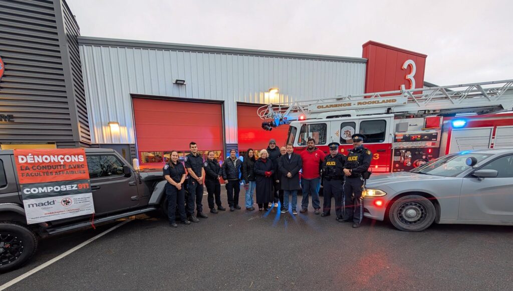 Des représentants de MADD Canada, de la Cité de Clarence-Rockland, des services d'urgence et des groupes communautaires ont lancé officiellement la campagne du ruban rouge de Rockland le lundi 2 décembre