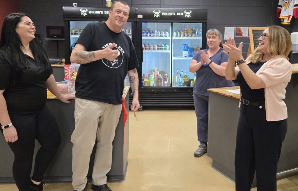 Vikings' Den transforme l'aréna de Casselman en un centre communautaire dynamique, offrant de la nourriture, des boissons et un espace accueillant pour les résidents et les fans de hockey.