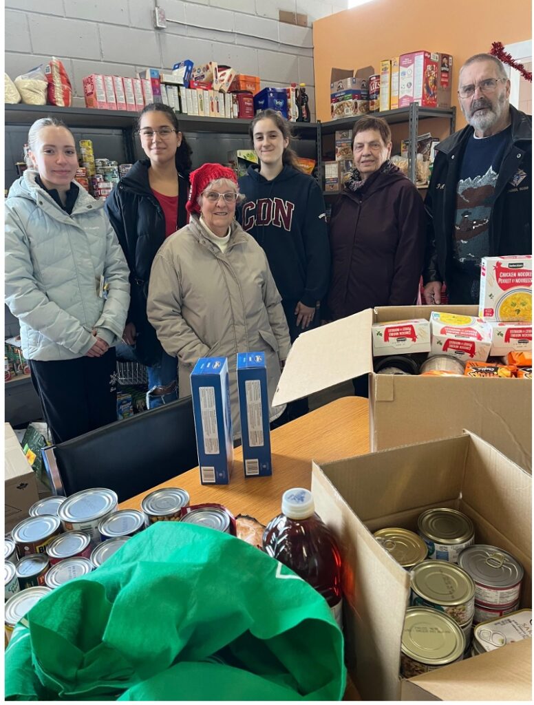 Dans le cadre d'un projet de classe, les élèves de l'École secondaire catholique l'Escale ont recueilli de l'argent et près de 700 dons de nourriture pour la Banque alimentaire Bourget.