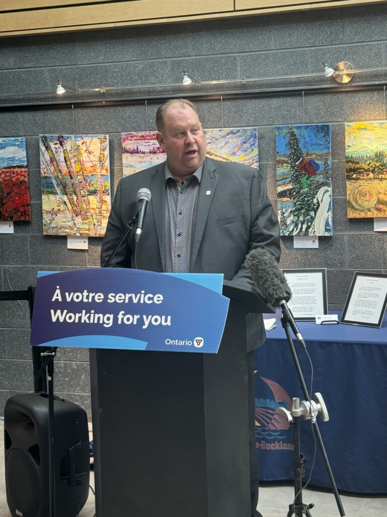 Stéphane Sarrazin, l'actuel député provincial de la circonscription de Glengarry-Prescott-Russell, dans l'est de l'Ontario, cherche à se faire réélire pour le Parti progressiste-conservateur de l'Ontario.