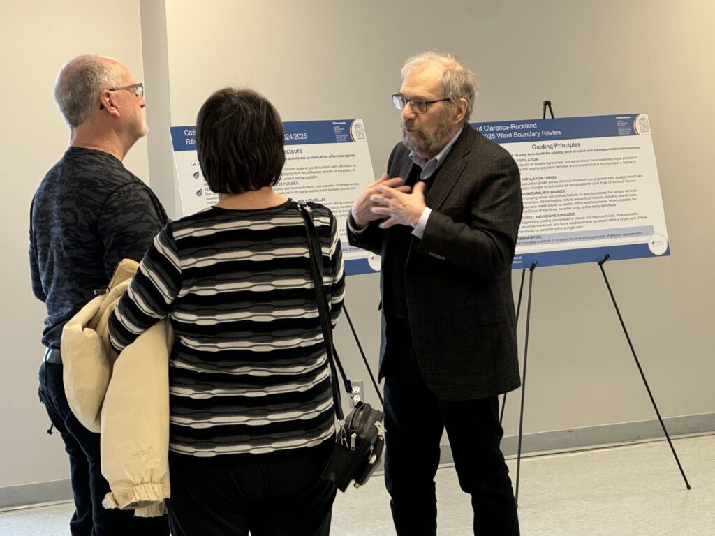 Robert Williams, à droite, consultant en affaires publiques et expert en systèmes électoraux municipaux, travaille avec Watson & Associates sur la révision des limites de quartiers pour la Cité de Clarence-Rockland. La semaine dernière, la Cité de Clarence-Rockland a organisé trois consultations sur la révision des limites de quartiers, au cours desquelles M. Williams a discuté du projet avec des résidents de toute la municipalité, dont Denis Lalonde, à gauche, et Ginette Lalonde, résidents de Bourget.