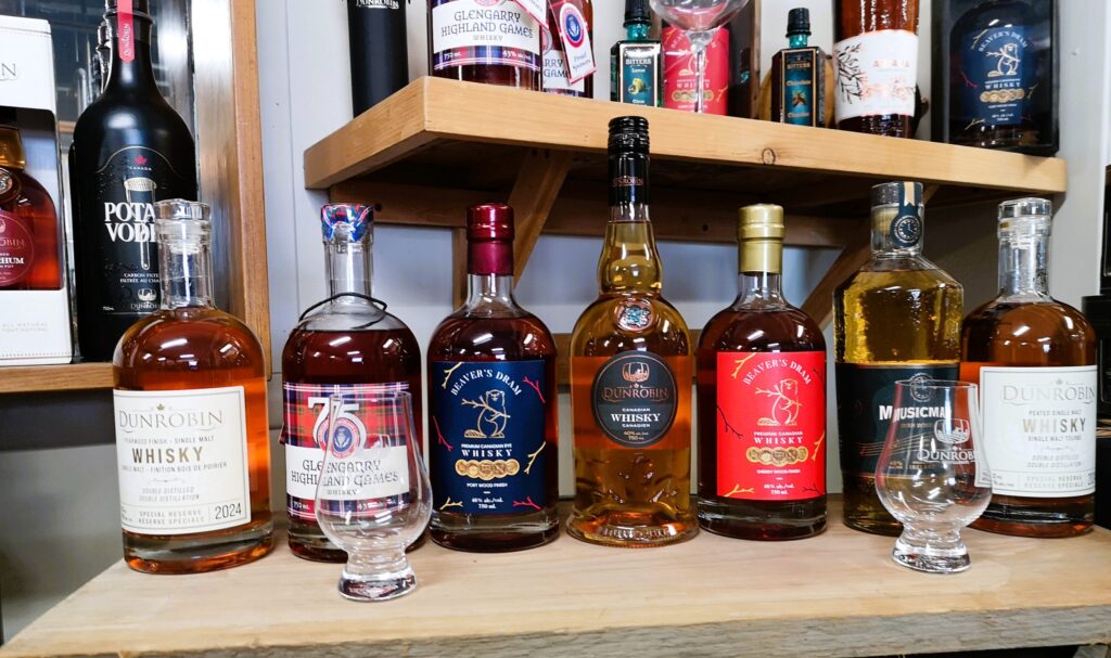 Une sélection des produits proposés par Dunrobin Disterlleries. Le distillateur s’efforce d’obtenir des ingrédients de la plus haute qualité auprès des producteurs locaux, y compris certains ingrédients provenant de sa propre propriété de 100 acres.