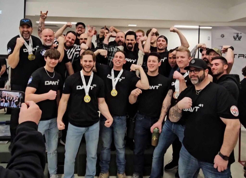 L'équipe DAWT remporte le prix d'équipe de la compétition, une table de bras de fer fournie en partie par Bull Equipments.