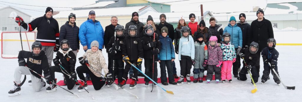 Les nouvelles bandes de la patinoire de St-Albert sont inaugurées grâce à un effort collectif, renforçant les infrastructures sportives et la mobilisation citoyenne locale.