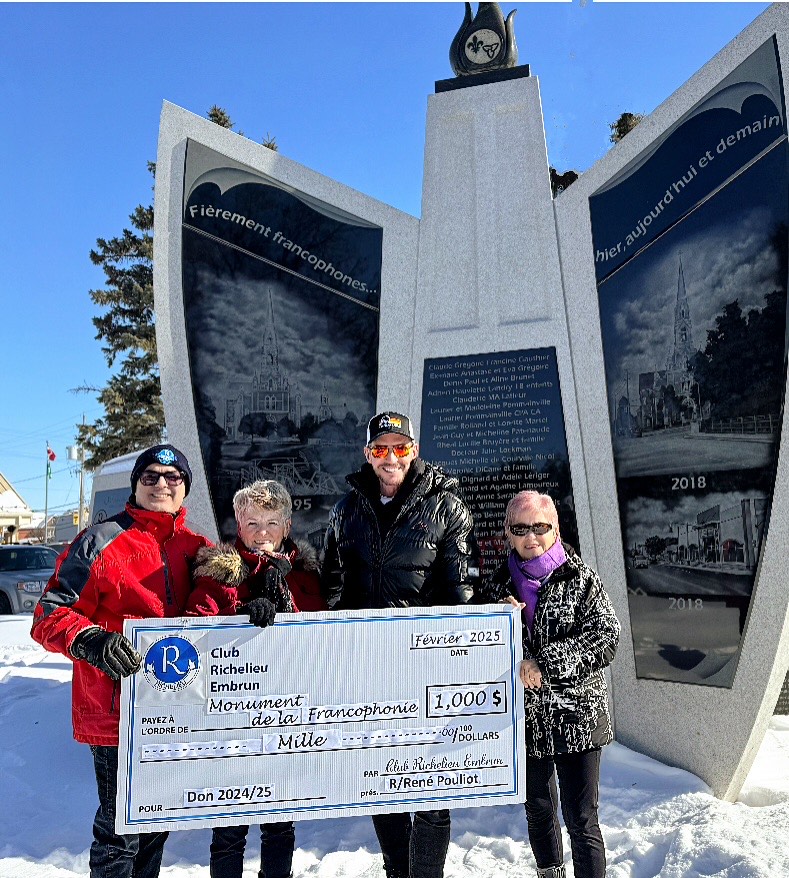 De gauche à droite: René Pouliot, président du Club Richelieu Embrun, Rachelle Laplante, présidente du comité du Monument de la francophonie, Daniel Pierre Bourdeau, membre du comité, et Éva Landry, responsable des dons, Club Richelieu Embrun.