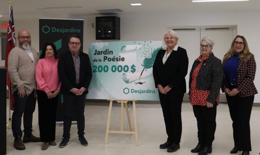 Présentation du chèque avec (de gauche à droite) Conseiller de Casselman Paul Groulx, Conseillère Francyn Leblanc, Billy Boucher, directeur général et chef des opérations de la Caisse Desjardins Ontario, Francine Côté, présidente du conseil d'administration de la Caisse Desjardins Ontario, Mireille Groleau, communications et développement économique, et Geneviève Lajoie, Mairesse de Casselman.