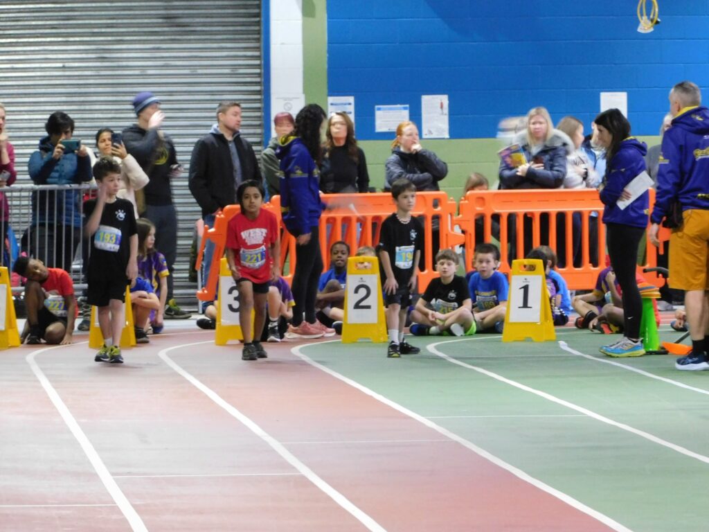Prêt sur la ligne de départ pour l’une des épreuves de sprint sur 40 mètres lors du Roadrunners Club Winter Classic le 1er février.