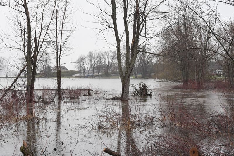 Le maire de Clarence-Rockland, Mario Zanth, demande au gouvernement fédéral de fournir un soutien financier aux communautés inondées le long de la rivière des Outaouais. Au printemps 2017 et 2019, les niveaux d'eau ont augmenté suffisamment pour forcer le personnel de la Cité de Clarence-Rockland à mettre en place un état d'urgence.