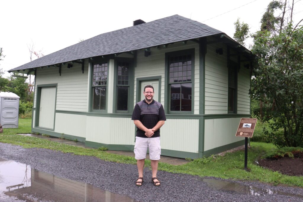 La gare historique d’Embrun sera transformée en musée grâce à un financement de 50 000 $ du Fonds d’aide au développement du milieu de la Caisse Desjardins Ontario, soutenant la préservation du patrimoine local.