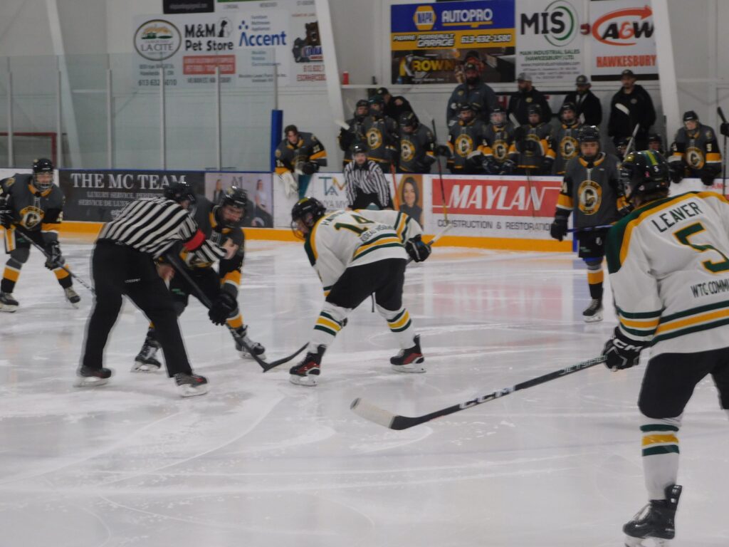 Les Cougars de Vankleek Hill mènent trois parties à deux contre les Rideaus de Westport dans leur série demi-finale de la Ligue de hockey junior de la capitale nationale. Le match décisif de la série pourrait avoir lieu ce samedi à l’aréna de Vankleek Hill. (Gregg Chamberlain)