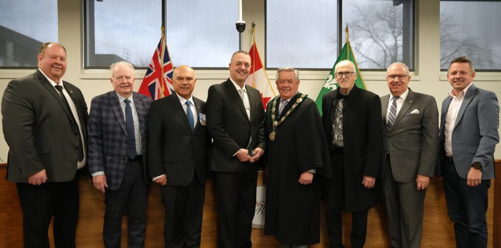 Le député provincial de Glengarry-Prescott-Russell, Stéphane Sarrazin (à gauche) et le député fédéral Francis Drouin (à droite) entourent le groupe de six citoyens de Prescott-Russell qui ont reçu la Médaille du couronnement du roi Charles III pour leur dévouement au service de la communauté. Les récipiendaires sont Robert Kirby (à gauche de M. Sarrazin), Stéphan Plourde, James Douglas Anthony, Yves Laviolette, Bruno Lecot et Denis Vaillancourt.