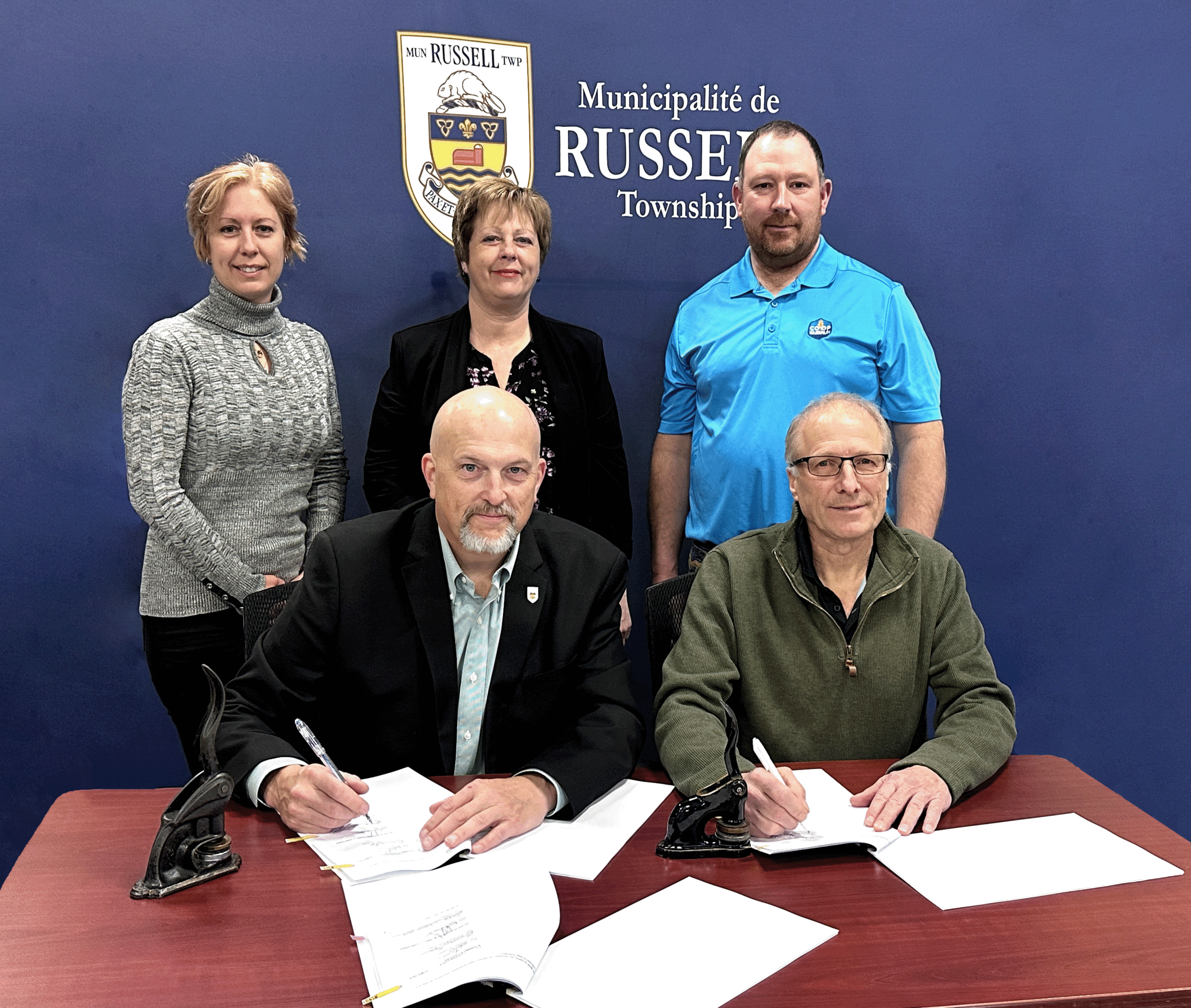 Rangée arrière : France Séguin-Couture (directrice générale de la Bibliothèque publique de la municipalité de Russell), Joanne Camiré Laflamme (greffière de la municipalité de Russell) et Étienne Séguin (vice-président du conseil d'administration de la Coopérative d'Embrun). Première rangée : Mike Tarnowski (maire de la municipalité de Russell), Michael Bols (président du conseil d'administration de la Coopérative d’Embrun).