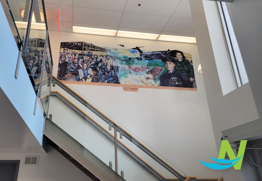 Une version restaurée de la murale de la Victoire de St-Isidore orne maintenant l'aréna, préservant l'histoire militaire de la communauté et les noms de ceux qui ont servi.