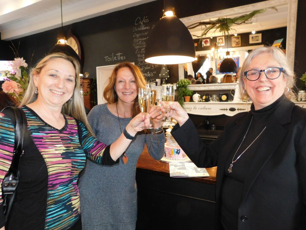 Denise Robitaille, trésorière (à gauche), Kristine Demers, coadministratrice, et Lynda Clouette-McKay, directrice générale et artistique, lèvent leur verre pour célébrer le 50e anniversaire du Centre culturel Le Chenail.