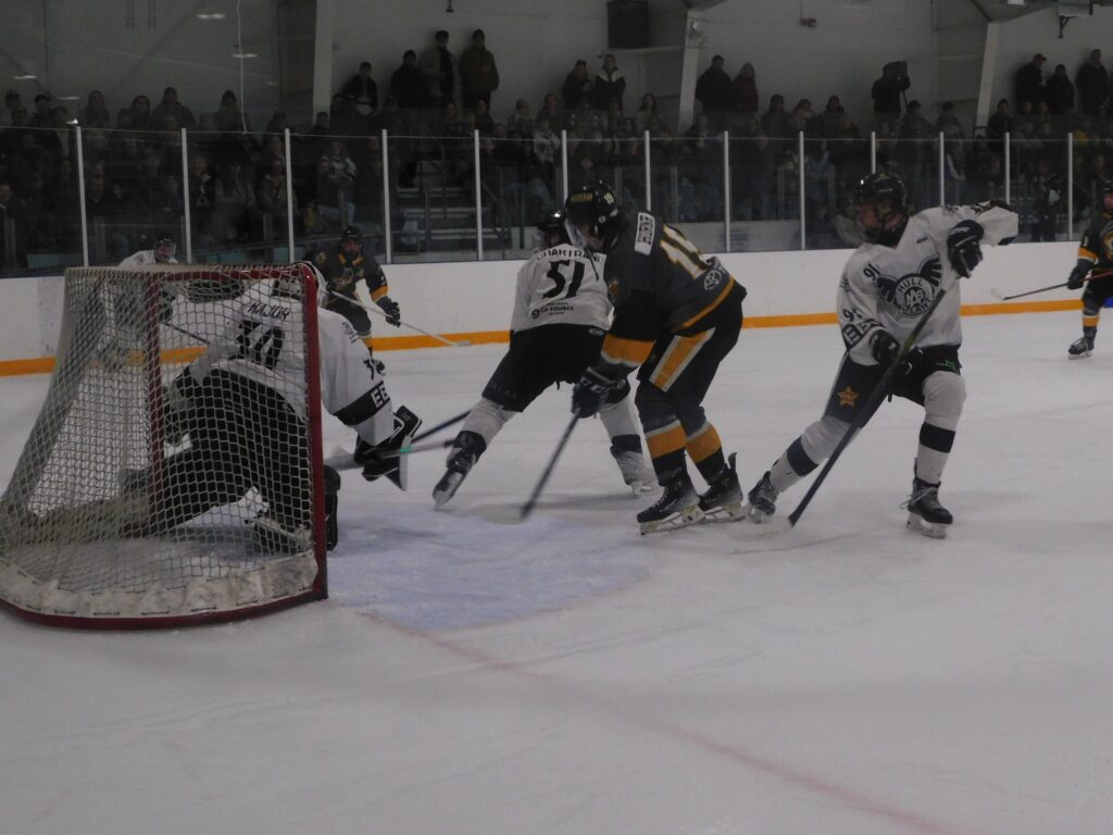 Presque toute l’action de la première période s’est déroulée devant le filet de Gatineau lors du match à domicile des Cougars de Vankleek Hill en finale de la Ligue de hockey junior de la capitale nationale, samedi soir. Les Cougars ont gagné 5-4. (Gregg Chamberlain)