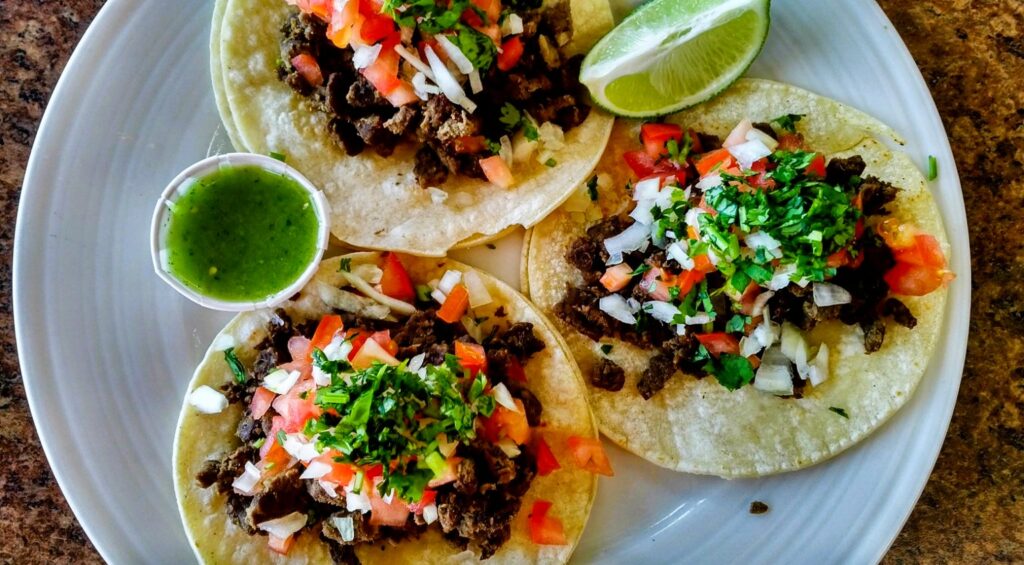 Les tacos, emblèmes de la cuisine mexicaine, figurent parmi les plats mis à l’honneur lors des célébrations du Cinco de Mayo, une occasion de découvrir la richesse culturelle et culinaire du Mexique. (Andrew Coppolino)