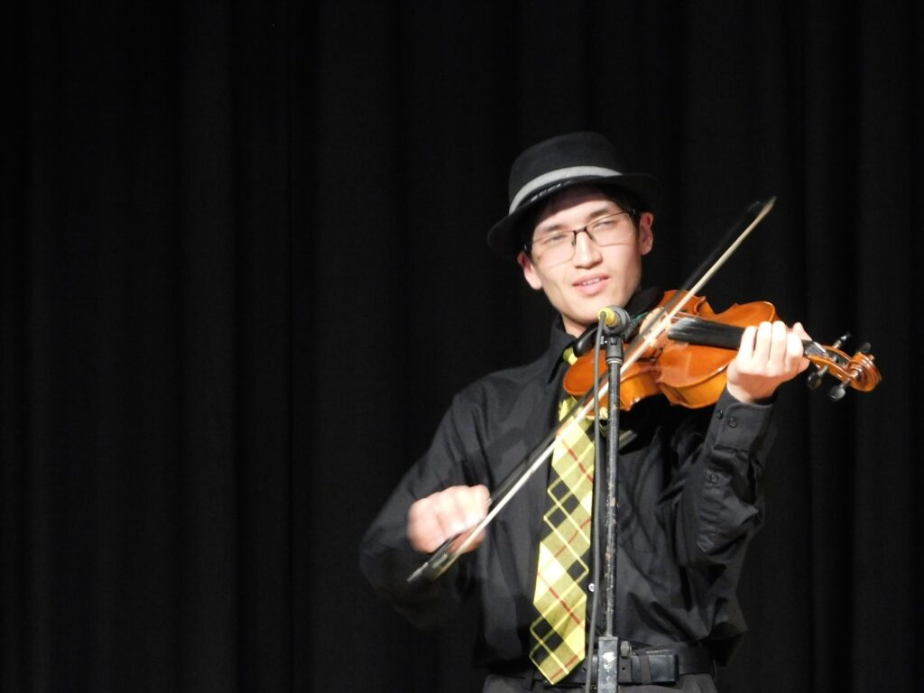 Fiddler Thomas Joyner had the audience in the VCI cafetorium clapping in time to his lively fiddle set.