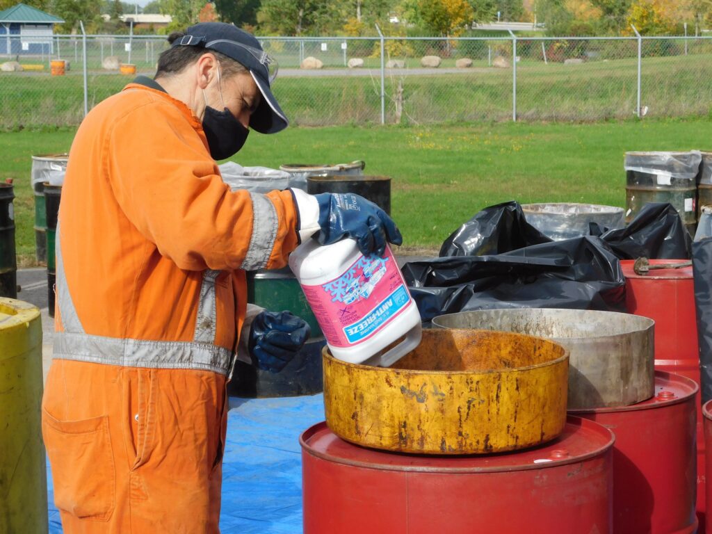 Hawkesbury a conclu de nouveaux accords avec quatre entreprises pour la collecte et l'élimination des déchets ménagers dangereux qui doivent être tenus à l'écart des décharges.