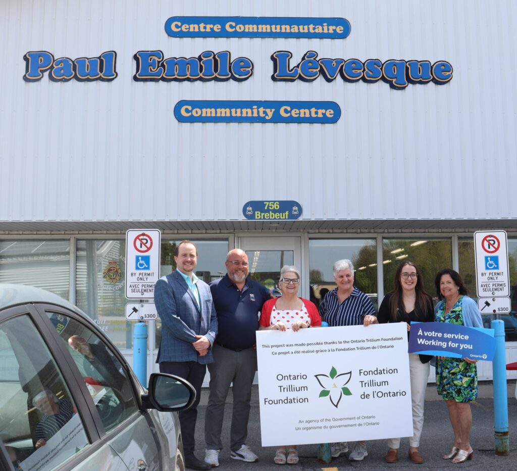 Le Club 60 et les élus de Casselman célèbrent une subvention de 140 200 $ de la Fondation Trillium pour moderniser le Centre Paul-Émile Lévesque.
