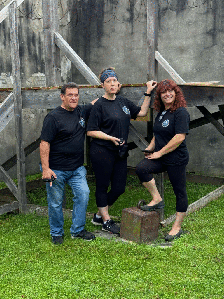 Debbie Charbonneau (au centre), Keith Dixon (à gauche) et Céline Larivière Perreault (à droite) des chasseurs de fantômes de Prescott-Russell à la prison de L'Orignal. Le trio a relancé le groupe après près d'une décennie, en explorant les sites hantés de l'Est de l'Ontario.