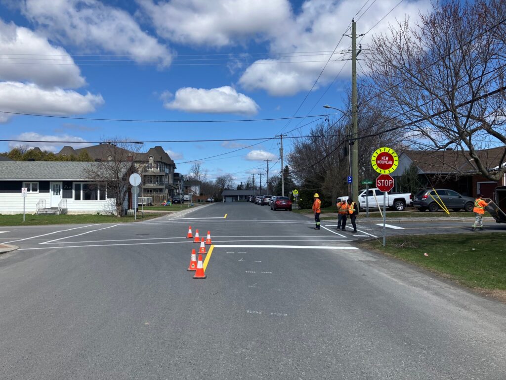 Des travailleurs de la construction ont passé la semaine à installer un nouvel arrêt à quatre voies à l'intersection des rues Brébeuf et Dollar.