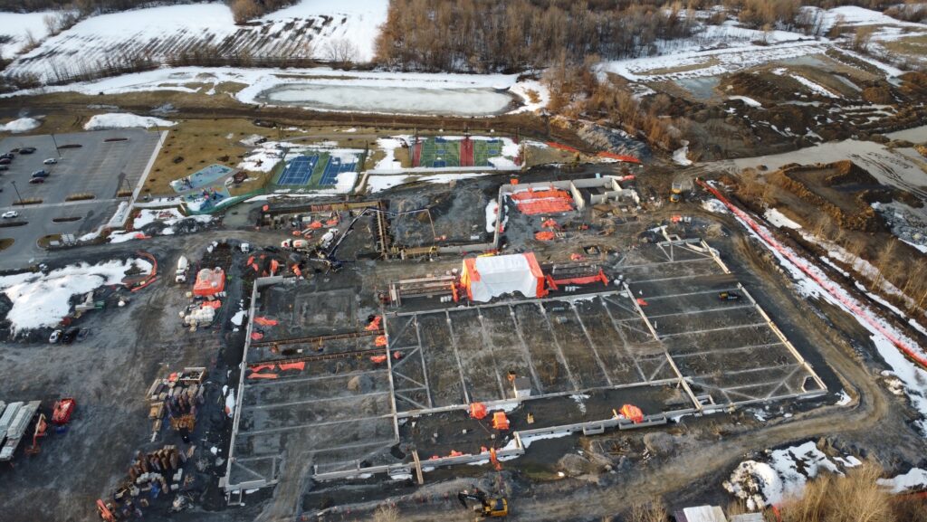 Des équipes travaillent dans des conditions hivernales sur le site du futur Complexe récréatif de Russell, dont la construction devrait être achevée en 2026.