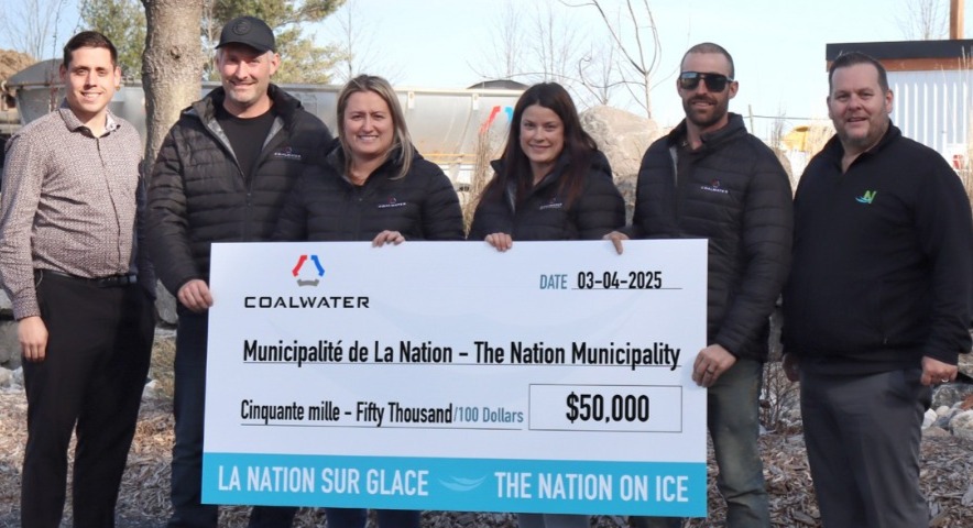 Le maire Francis Brière en compagnie de représentants de Coalwater Excavation, célébrant leur généreux don de 50 000 $ à la campagne La Nation sur glace.