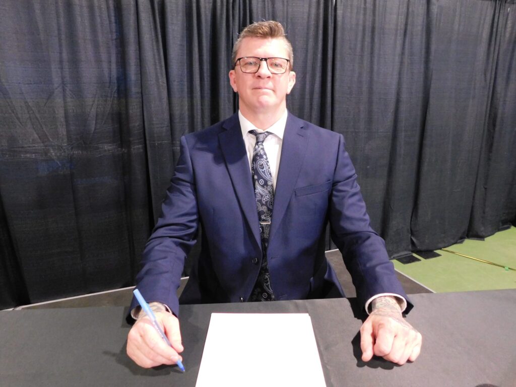 Jason St. Louis is who was born and Cornwall and now residents in Russell, is an independent candidate for the realigned federal riding of Prescott-Russell-Cumberland. The former MMA fighter ran as an independent in this year’s provincial election.
