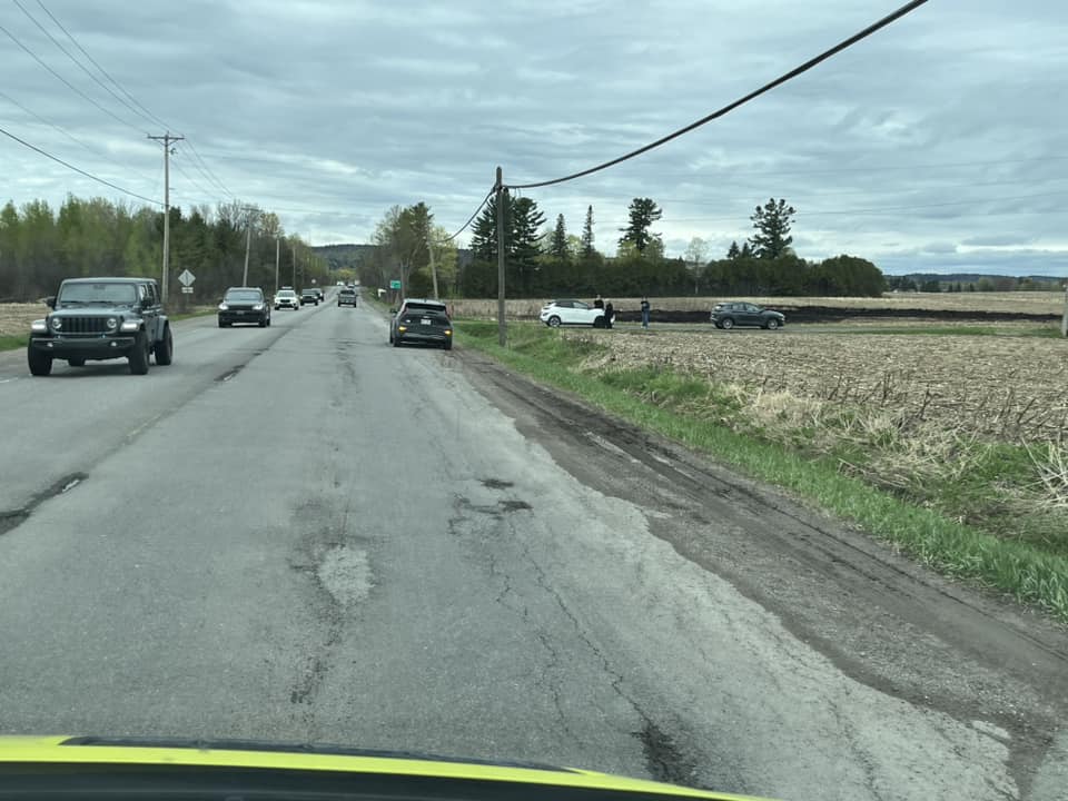 Un résident du village de Grenville a publié sur la page Facebook de la municipalité cette photo montrant des véhicules arrêtés sur la rue Maple en raison de problèmes liés à l'état de la route. La rue Maple est désignée comme une voie de raccordement à la route provinciale et la municipalité demande aux résidents du village de l'aider à faire pression sur le gouvernement provincial pour qu'il rénove la route.
