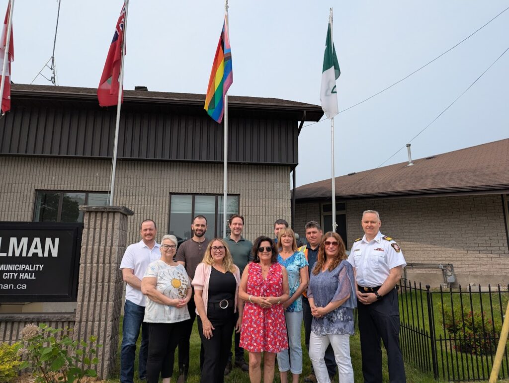 La municipalité de Casselman hisse le drapeau progressif de la Fierté devant l’hôtel de ville de Casselman, lançant officiellement un mois de célébration, de solidarité et d’inclusion envers la communauté 2ELGBTQI+.