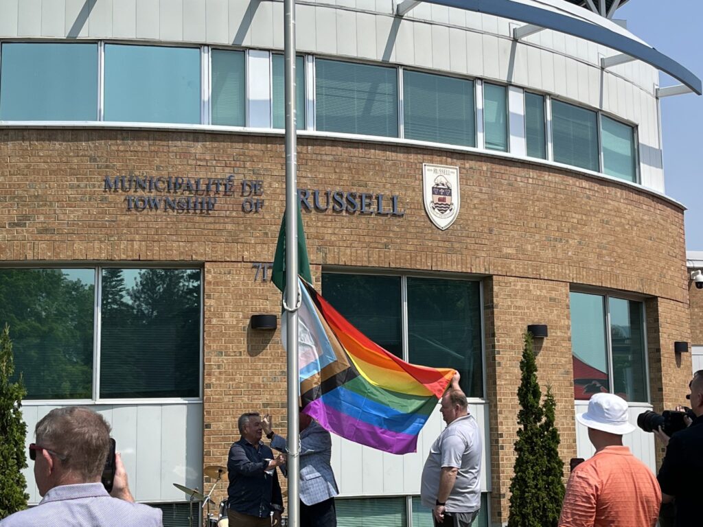 Stéphane Sarrazin, député provincial de Glengarry-Prescott-Russell, a participé à la levée du drapeau de la Fierté.