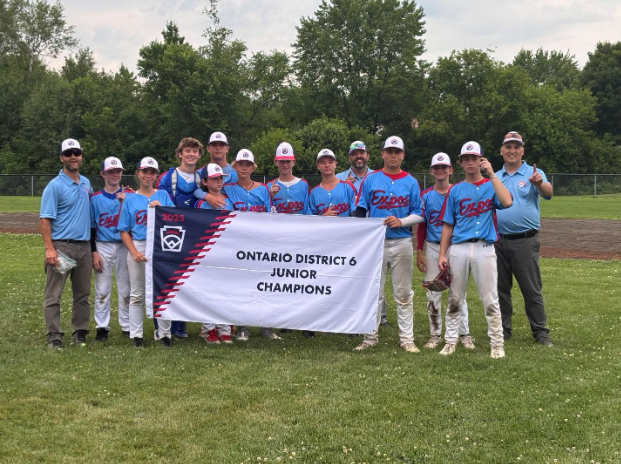 Les Expos juniors de Carleton-Russell arborent fièrement leur bannière après avoir été couronnés champions juniors du district 6 de l'Ontario 2025, marquant ainsi leur première qualification pour le tournoi provincial en 12 ans.