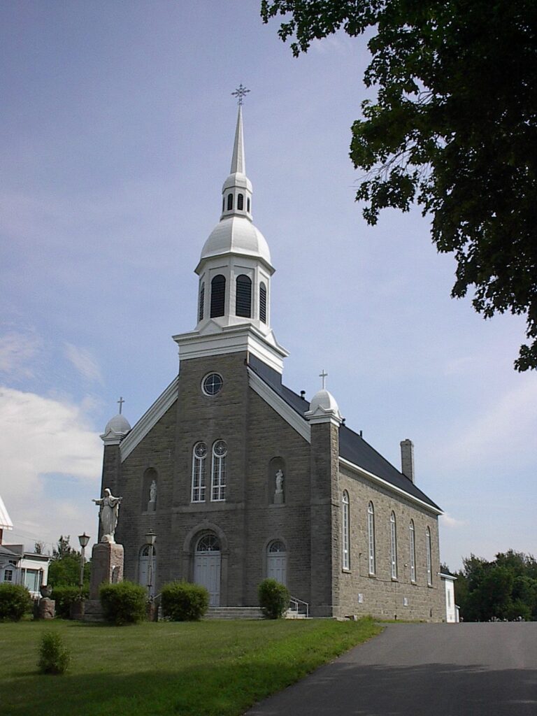 L’église Saint-Bernard à Fournier, construite en 1886, se distingue par son architecture harmonieuse et sa façade orientée selon les principes sacrés de la tradition italienne, une porte d’entrée vers un patrimoine spirituel et artistique d’une richesse insoupçonnée.