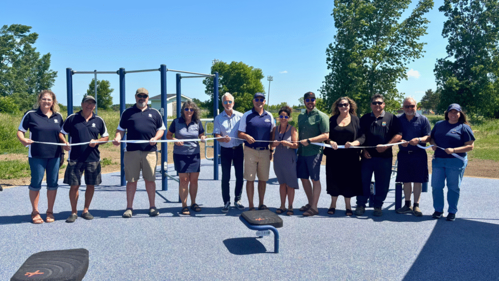 Coupe du ruban officielle pour inaugurer le nouveau gym extérieur de l’ESCC, en présence de Josée Hébert, directrice, Natalie Dubé, directrice adjointe, Patrick Lafontaine, directeur adjoint, Kevin Hautcoeur, directeur adjoint responsable du pavillon ainsi que de partenaires communautaires ayant contribué à la réalisation du projet.