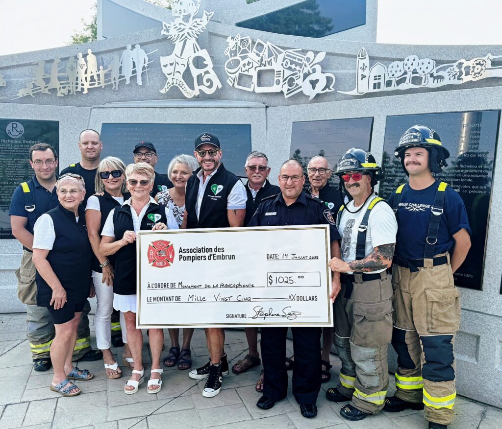Des représentants de l’Association des pompiers d’Embrun remettent un chèque de 1025 $ aux membres du comité du Monument de la francophonie d’Embrun, à la suite de leur bingo monstre du 10 juin 2025. Un geste de solidarité qui contribuera à l’entretien du site et à l’achat de nouveaux drapeaux.
