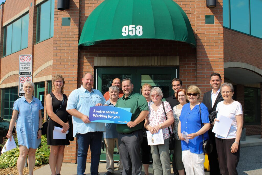 Le député provincial Stéphane Sarrazin et le maire Francis Brière annoncent la désignation officielle de la municipalité de La Nation comme centre de vie active pour les aînés, ainsi qu'un financement provincial de 51 682 $ pour soutenir le bien-être, l'inclusion et la programmation communautaire pour les aînés de la région.