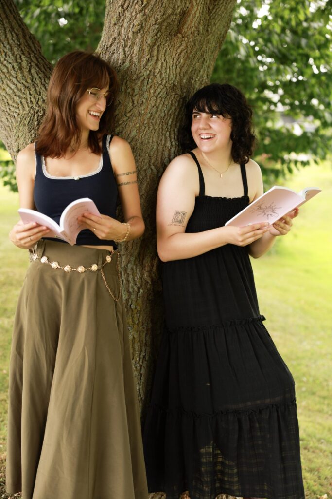 Amélie Bouthillier et Maya Labelle, deux jeunes auteures d’Embrun, présentent leur nouveau livre consacré à la santé mentale, au féminisme et à l’expérience de leur génération, the things we left unsaid.