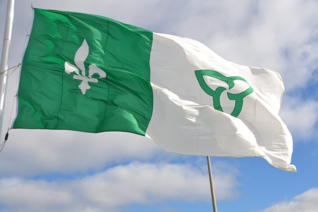 Brian St-Pierre célèbre le 50ᵉ anniversaire du drapeau franco-ontarien avec une nouvelle version de Mon beau drapeau. Entouré d’artistes franco-ontariens et de milliers de jeunes, il signe un vidéoclip grandiose et lance des ressources pédagogiques gratuites pour faire rayonner la fierté francophone à travers l’Ontario.