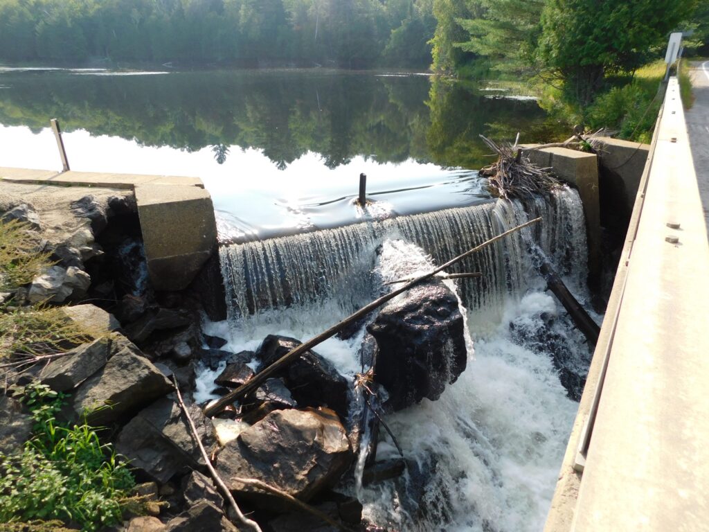 Des plans sont en cours pour la réhabilitation du barrage de Lost River. Ce barrage au fil de l'eau permet de contrôler les crues de la rivière Lost River afin de prévenir ou de réduire le risque d'inondation de la route 327 qui traverse le village de Lost River, dans le canton de Harrington.