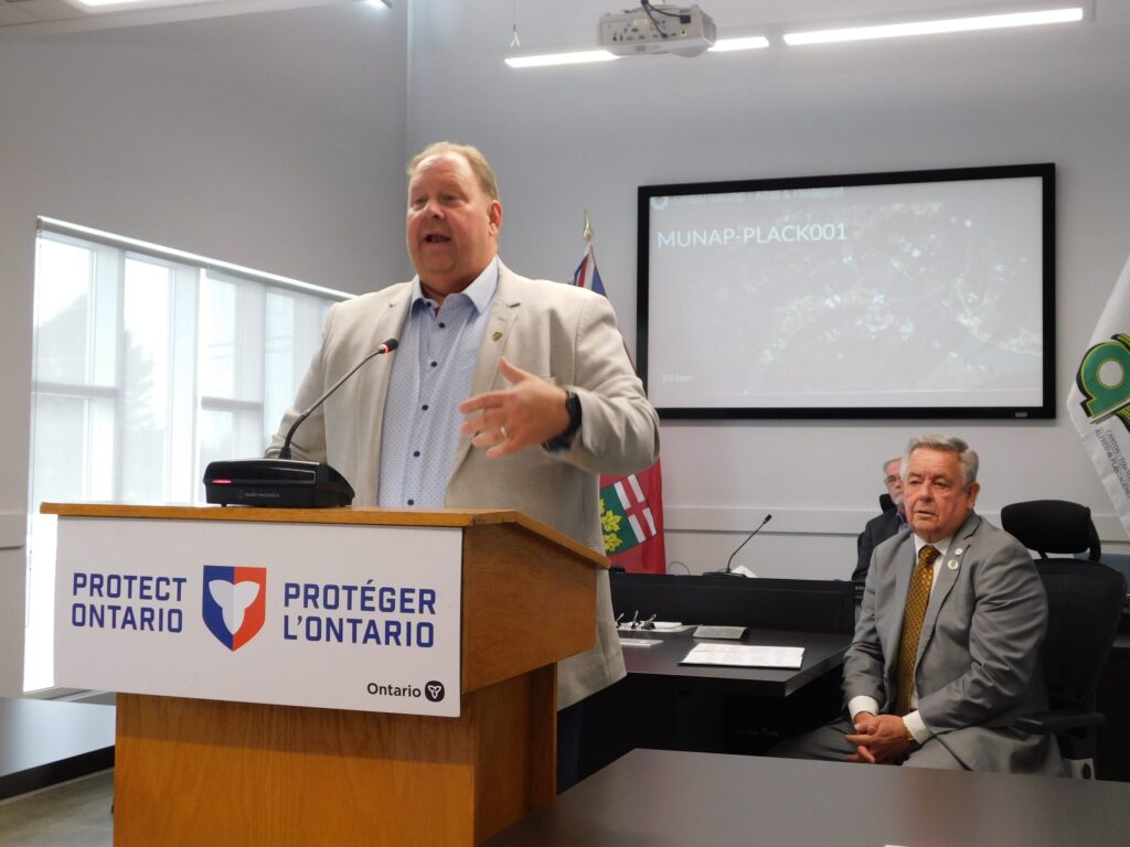 Le député provincial de Glengarry-Prescott-Russell, Stéphane Sarrazin, a rencontré le conseil municipal d'Alfred-Plantagenet le 2 septembre pour annoncer officiellement l'octroi d'une aide financière provinciale de 13,78 millions de dollars pour l'agrandissement et la modernisation proposés du bassin de traitement des eaux usées de Plantagenet.