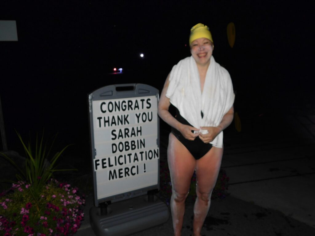 La nageuse d'ultra-marathon Sarah Dobbin est sortie fatiguée, mais heureuse, de la rivière des Outaouais tard dans la nuit du 21 août à la rampe de mise à l'eau de Wendover, après avoir passé près de 16 heures dans l'eau, nageant sans interruption sur 50 kilomètres depuis la Colline du Parlement.