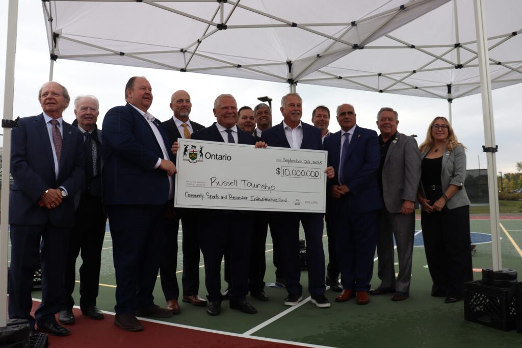 De gauche à droite : Robert Lefebvre, maire de la Ville de Hawkesbury, Robert Kirby, maire du Canton de Hawkesbury Est, député provincial Stéphane Sarrazin, Glengarry—Prescott—Russell, Mike Tarnowski, maire de la municipalité de Russell, Doug Ford, premier ministre de l’Ontario, Francis Brière, maire de la municipalité de La Nation, Normand Riopel, maire du Canton de Champlain, Neil Lumsden, ministre des Sports, Mario Zanth, maire de la Cité de Clarence-Rockland, débuté provincial George Darouze, Carleton, Yves Laviolette, maire du Canton d’Alfred et Plantagenet, Geneviève Lajoie, mairesse de la municipalité de Casselman.