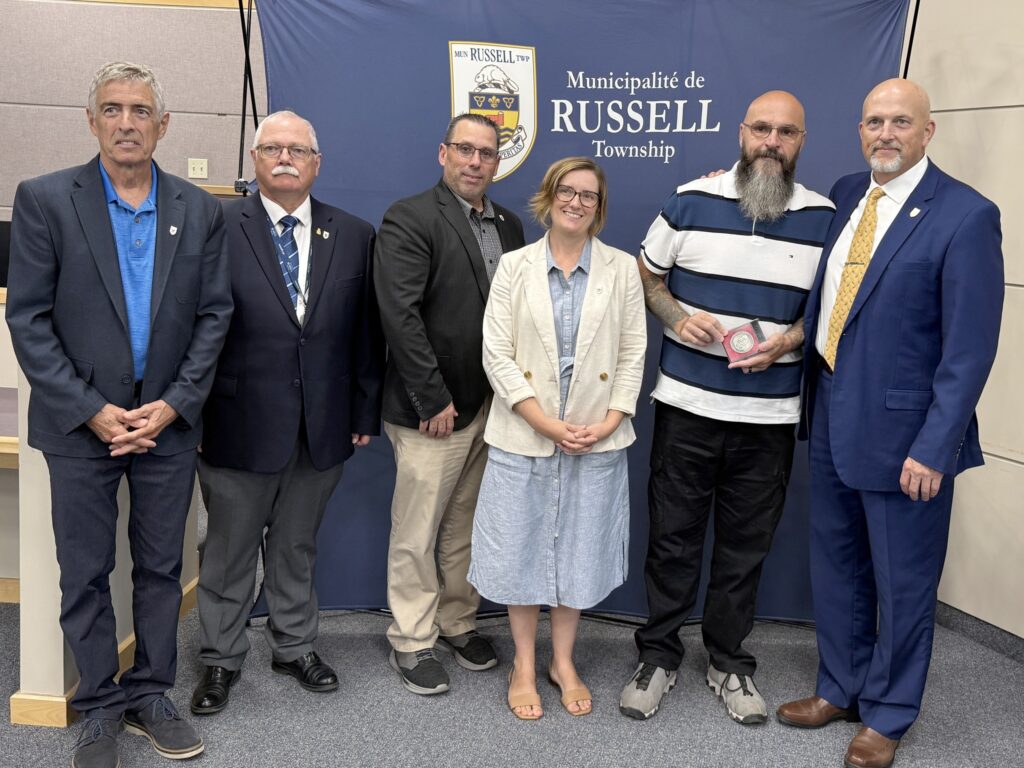 De gauche à droite : le conseiller Marc Lalonde, le conseiller Charles Armstrong, le conseiller Jamie Laurin, la conseillère Lisa Deacon, Robert Potvin et le maire Mike Tarnowski.
