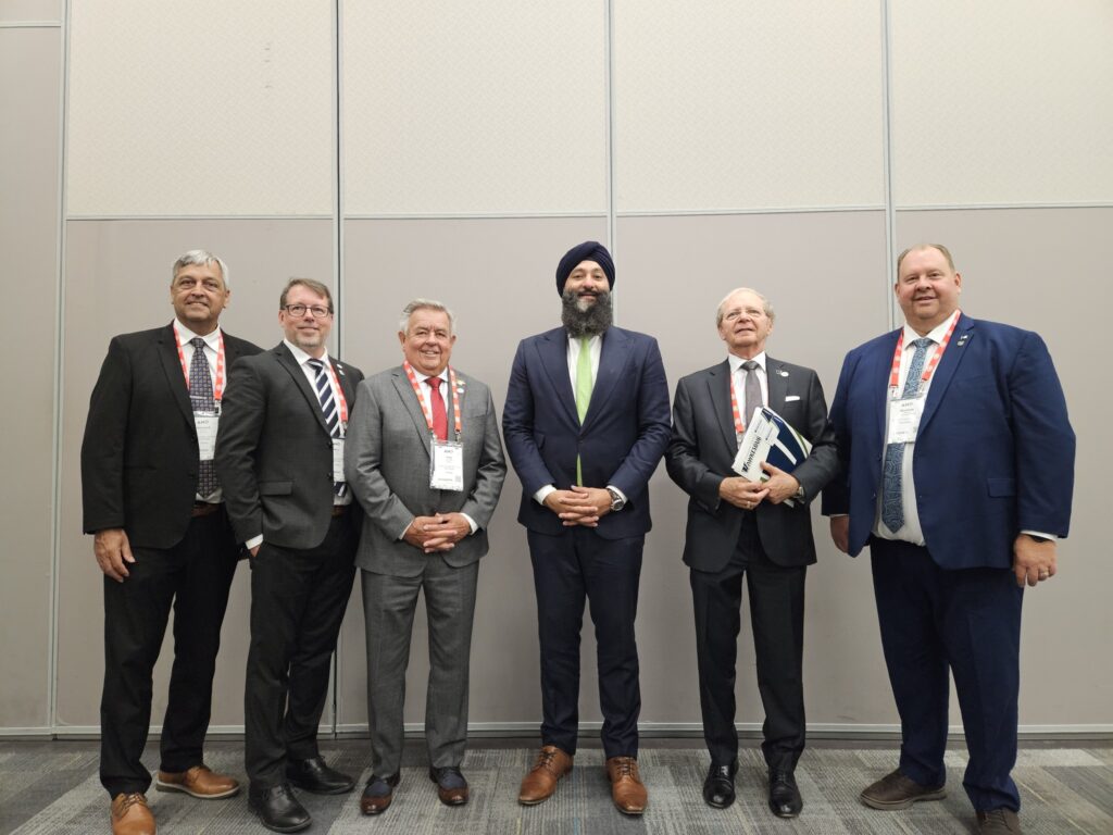 De gauche à droite : Normand Riopel, maire du canton de Champlain, Mario Zanth, maire de Clarence-Rockland, Yves Laviolette, préfet des Comtés unis de Prescott et Russell, Prabmeet Singh Sarkaria, ministre des Transports de la province de l'Ontario, Robert Lefebvre, maire de Hawkesbury, et Stéphane Sarrazin, député provincial de Glengarry-Prescott-Russell, lors de la conférence 2025 de l'Association des municipalités de l'Ontario (AMO) à Ottawa.